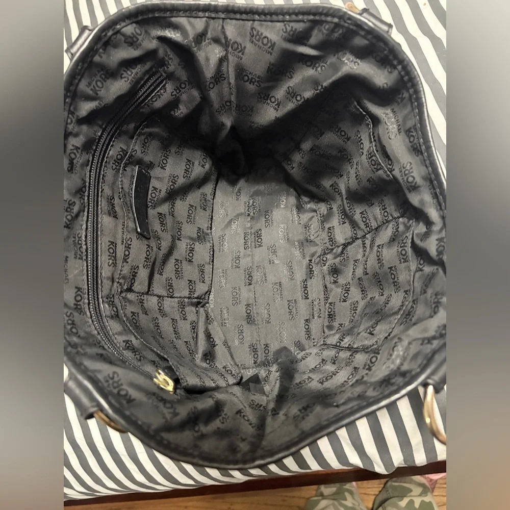 Micheal Kors Monogram Double Strap Handbag With Attached Gold Tone Lock Closure - Picture 12 of 13